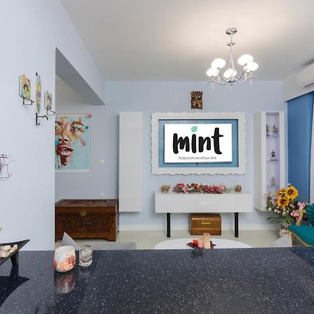 Wonderful Renovated Apartment With Private Patio เอเธนส์ ภายนอก รูปภาพ