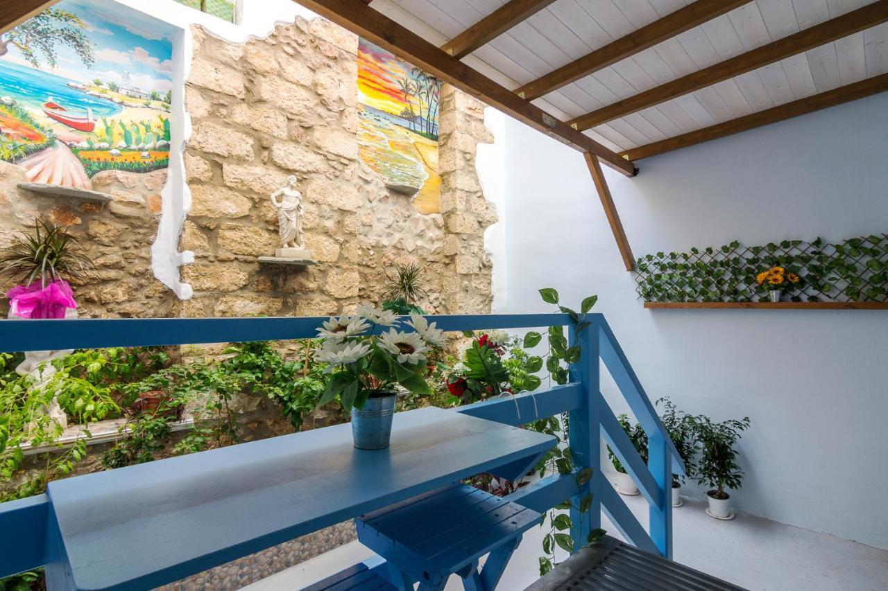 Wonderful Renovated Apartment With Private Patio เอเธนส์ ภายนอก รูปภาพ