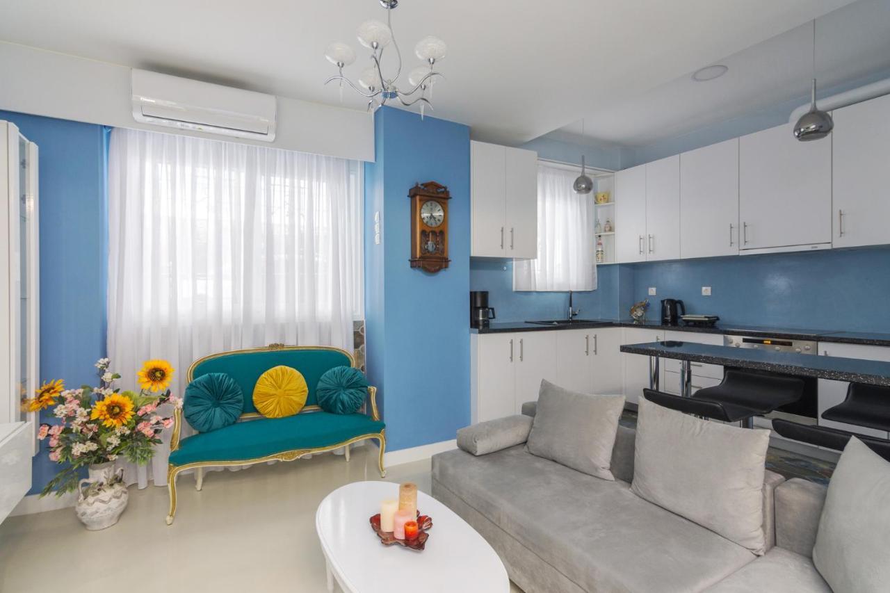 Wonderful Renovated Apartment With Private Patio เอเธนส์ ภายนอก รูปภาพ