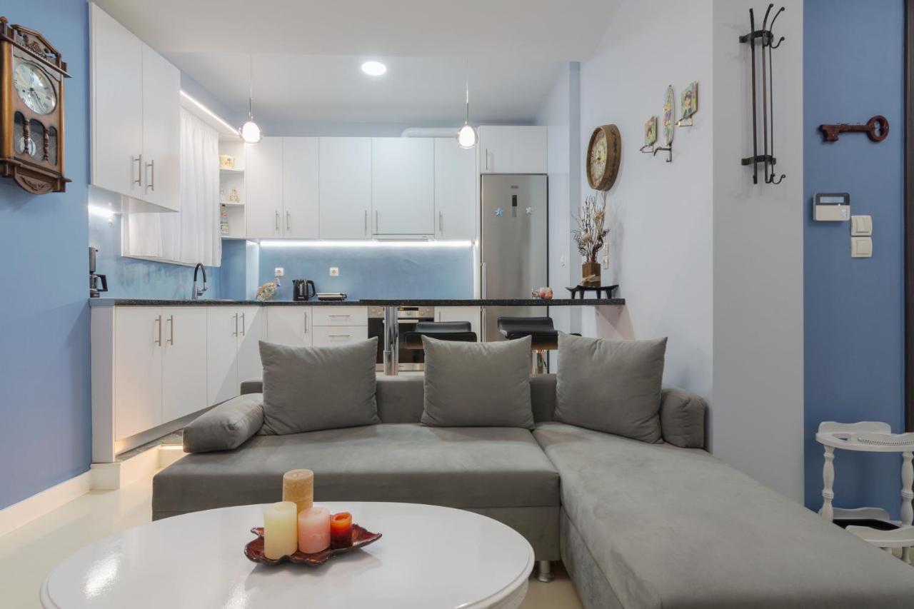 Wonderful Renovated Apartment With Private Patio เอเธนส์ ภายนอก รูปภาพ