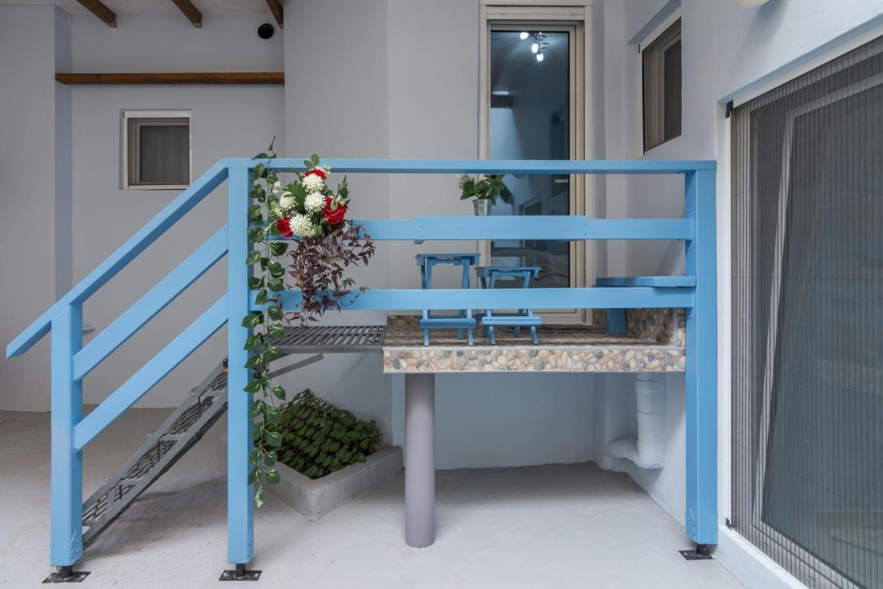 Wonderful Renovated Apartment With Private Patio เอเธนส์ ภายนอก รูปภาพ