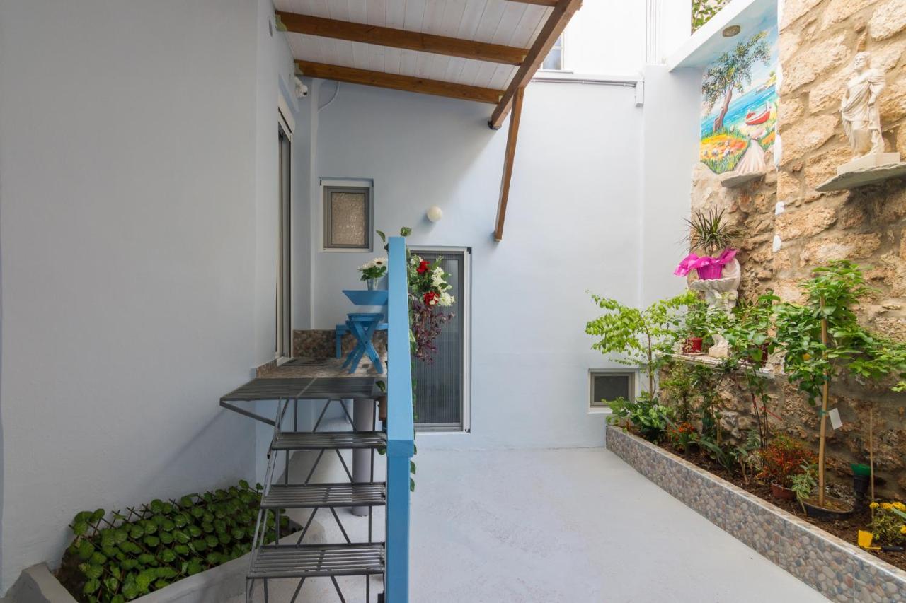 Wonderful Renovated Apartment With Private Patio เอเธนส์ ภายนอก รูปภาพ