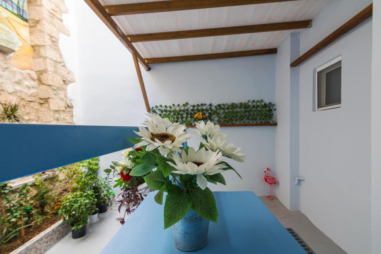 Wonderful Renovated Apartment With Private Patio เอเธนส์ ภายนอก รูปภาพ